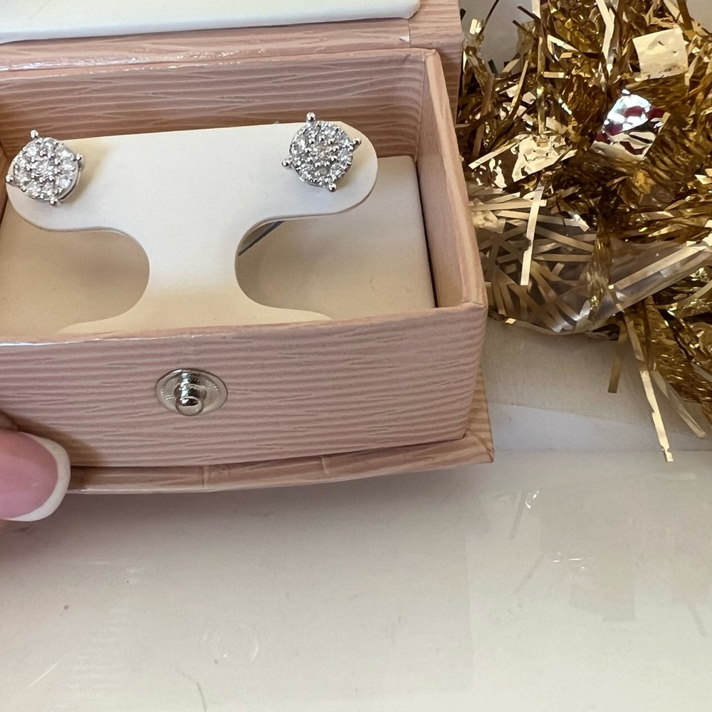 1.05 Diamond cluster studs SI1  H . 14kt w/g . Round brilliant . Stunning 🎁